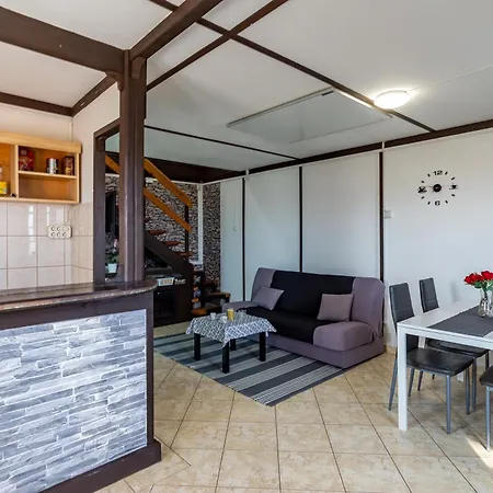 Karesz Nyaralohaz בית נופש