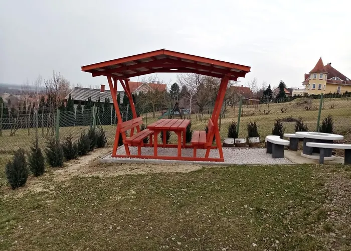 Karesz Nyaralohaz בית נופש